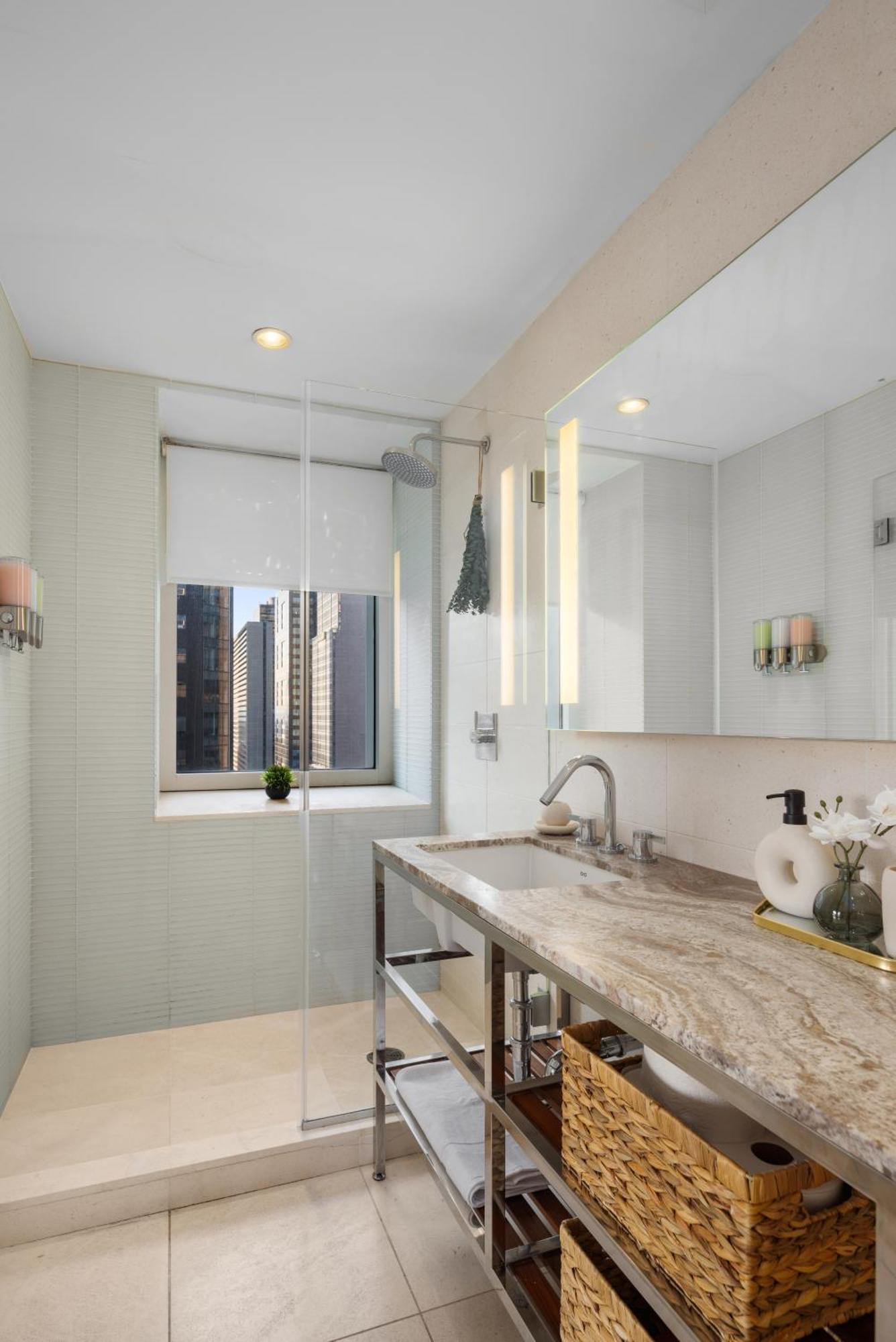 Lavish Two-story Retreat In The Heart Of Manhattan Pangsapuri *